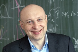 Stefan W. Hell Peraih nobel kimia tahun 2014.